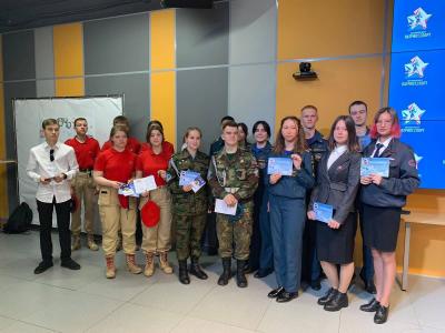 Вручение сертификатов об окончании курсов парашютистов юнармейцам отряда «Стражи здоровья»